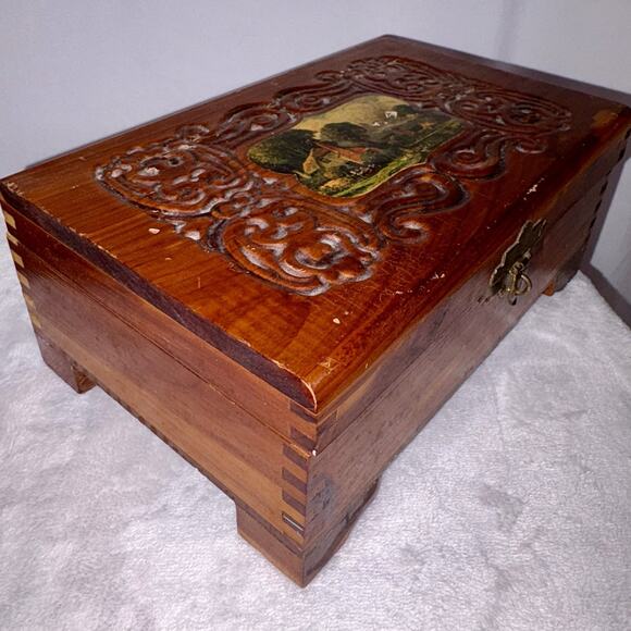 Vintage 1950s Cedar Jewelry/Keepsake Box w/ Carvings & Picture on Top Good Cond - Picture 4 of 10